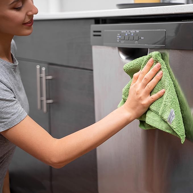 Nano Towels Cleaning Cloths - Cleans with Only Water - Wipes Away Dust, Spills & Grime Instantly Without Chemicals Paper Or Microfiber Supplies. Kitchen, Bathroom, Glass 14x14” 4-Pack Green