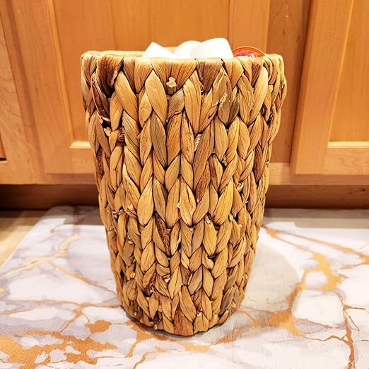 Wicker Trash Can, Bathroom Wicker Trash Can with Built-in Handle、Handwoven Water Hyacinth Trash, Living Room, Office, Kitchen, RV (1 Pack)